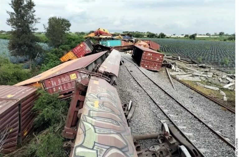 Se descarrilan 20 vagones en La Barca; hay dos lesionados