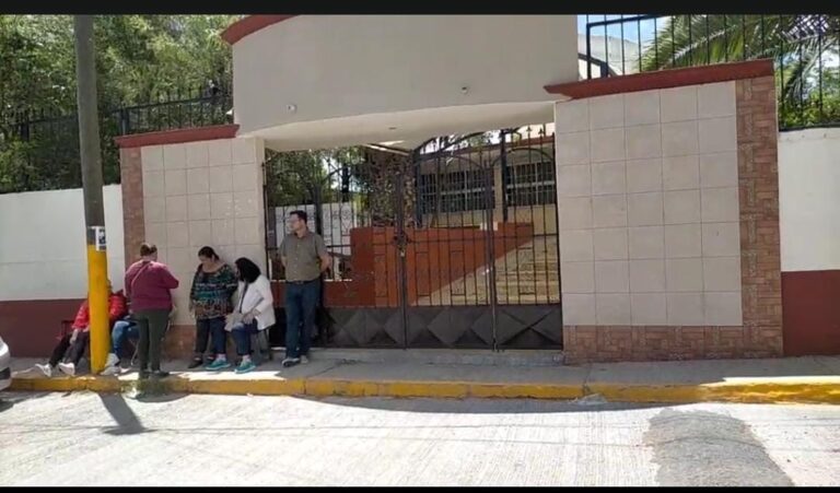 Toman telesecundaria por reinstalación de director