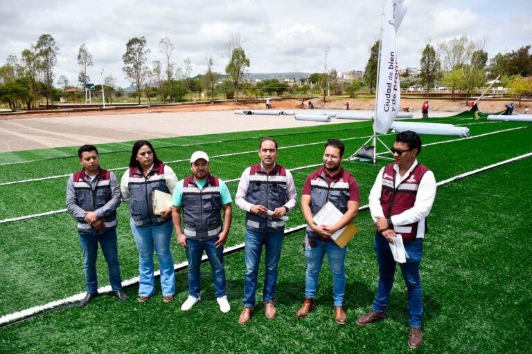 Supervisa Pepe Saldívar construcción de campo de futbol americano