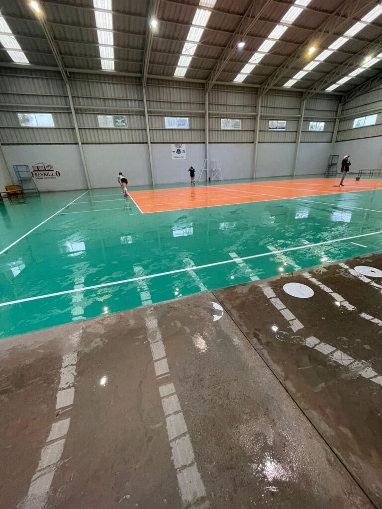 Cierra pabellón de voleibol por goteras