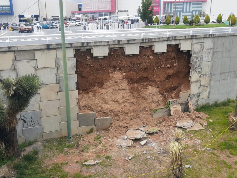 Colapsa recubrimiento del bulevar El Bote