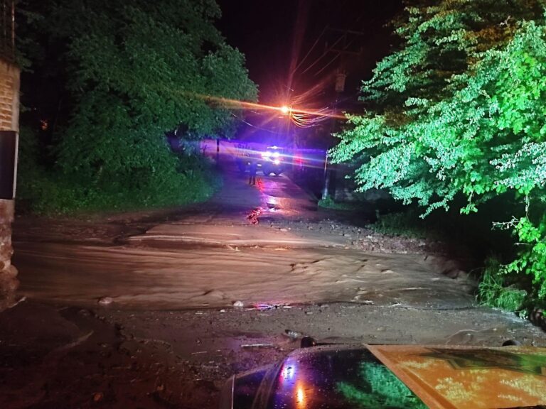 Corriente arrastra vehículo con tripulantes
