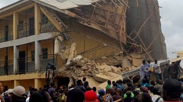 Deja alumnos muertos el derrumbe de un colegio en Nigeria