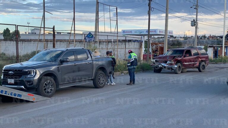 Chocan dos camionetas sobre bulevar Jesús Varela Rico
