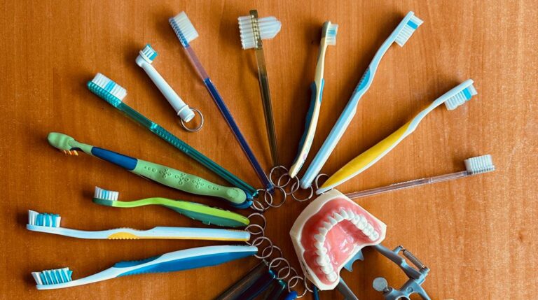 Emiten recomendaciones para elegir cepillo dental