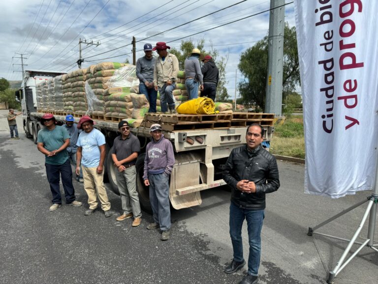 Entrega José Saldívar bultos de cemento en Guadalupe