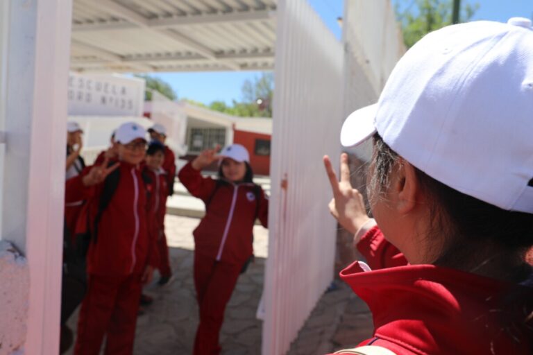 Finalizan ciclo escolar 350 mil estudiantes