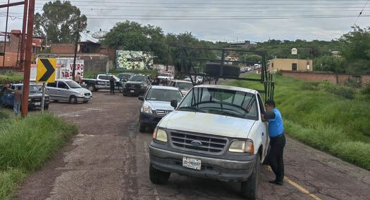 Bloquean carretera; exigen rehabilitación