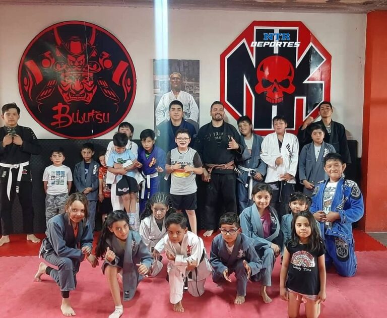 La academia de MMA Bunker ofrece apoyos para estudiantes.