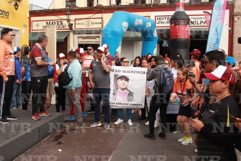 Alzan la voz buscadoras en Carrera por La Paz