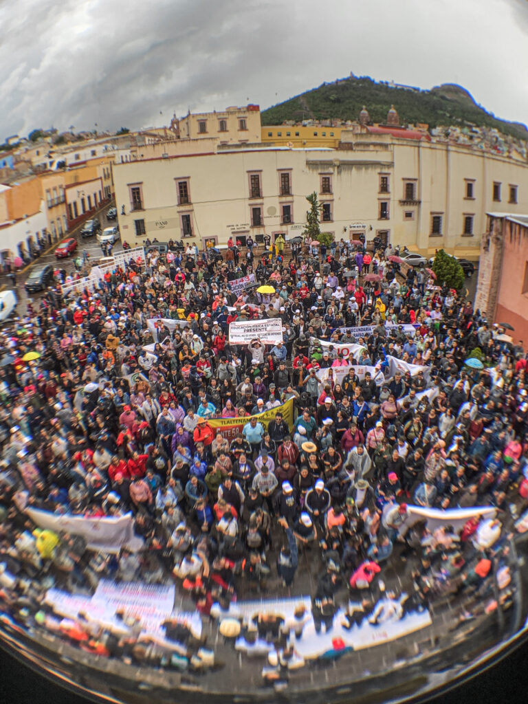 Marchan sindicatos en defensa del Issstezac