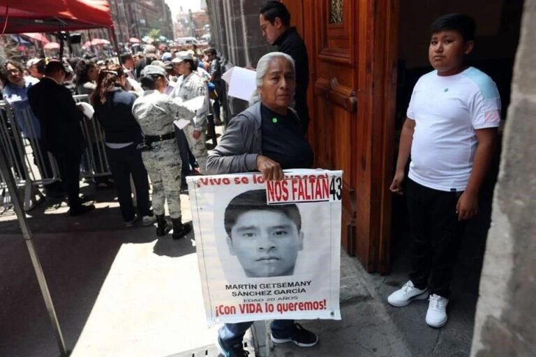 Recibe AMLO a padres de los 43 en Palacio