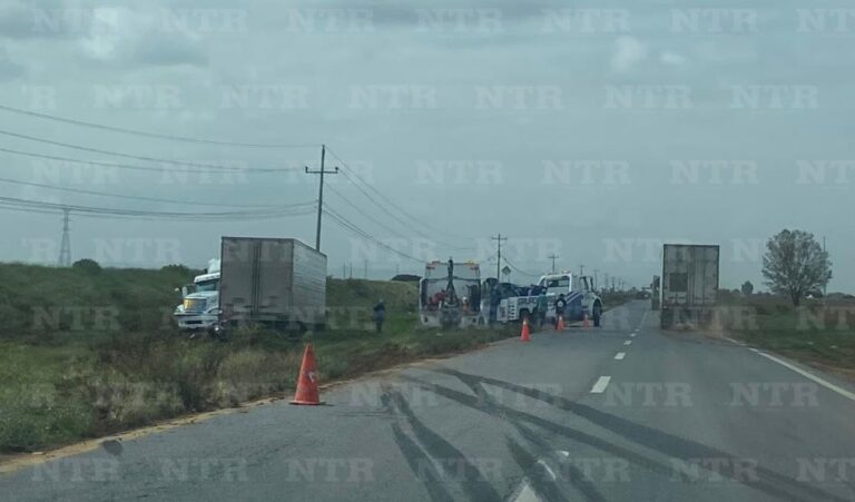 Se sale tráiler del camino y afecta circulación