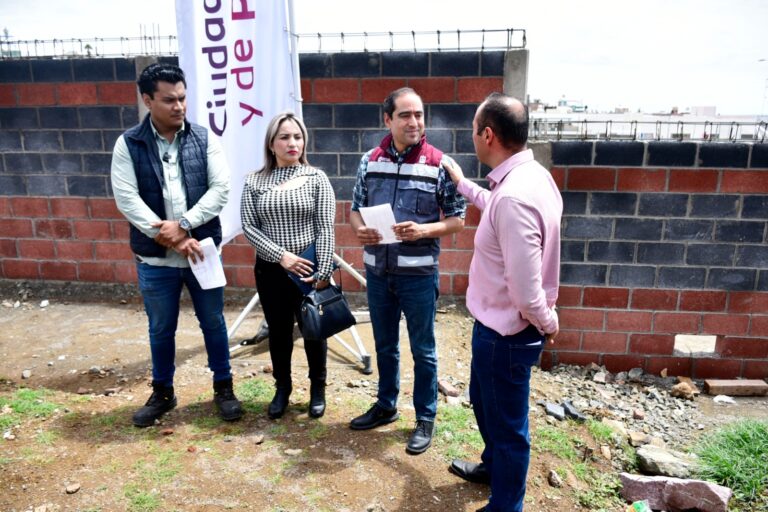 Supervisan construcción de muro perimetral en Escuela Primaria