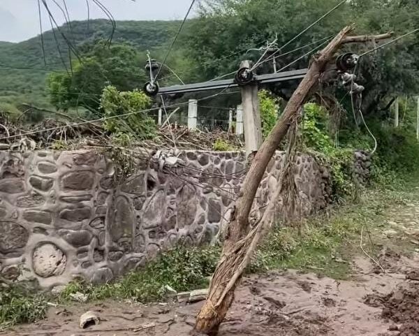 Viven a oscuras en San Vicente tras lluvias