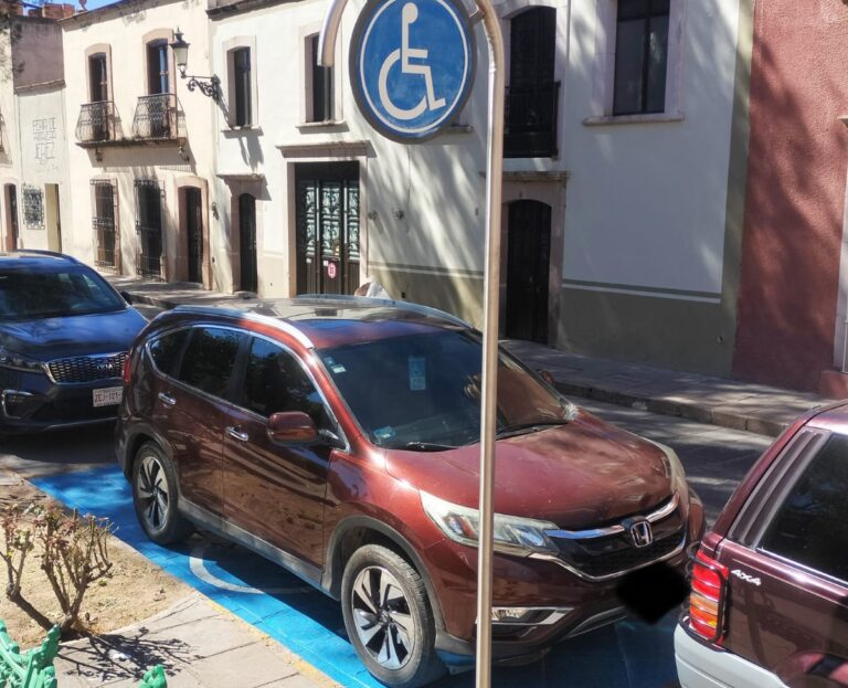 Vigilan en plazas comerciales espacios para discapacitados