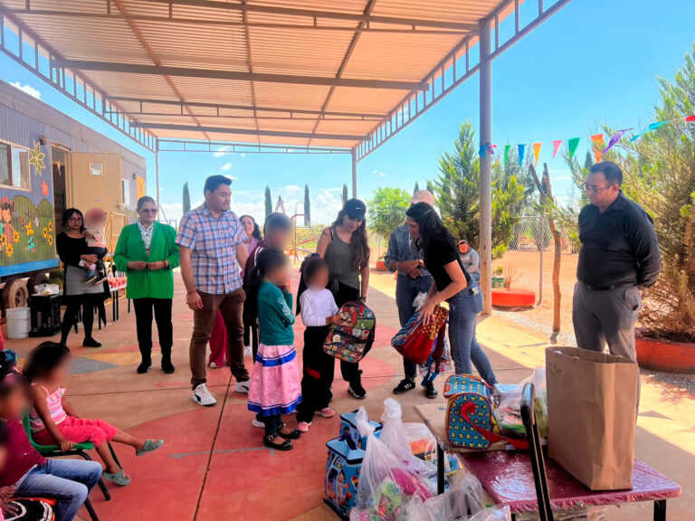 Entregan útiles escolares a niños migrantes