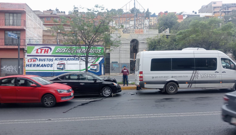 Choques en el bulevar dejan cinco vehículos dañados