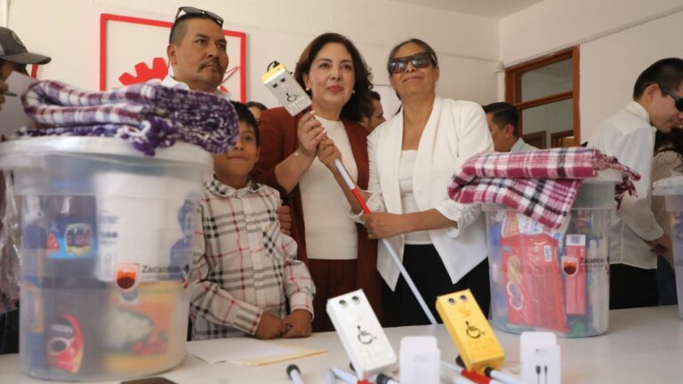Entregan bastones inteligentes para personas ciegas