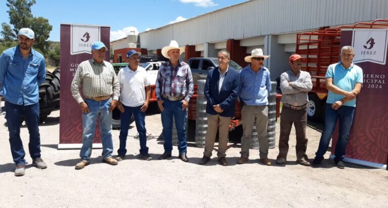Dan implementos agrícolas y entregan rehabilitación de drenaje