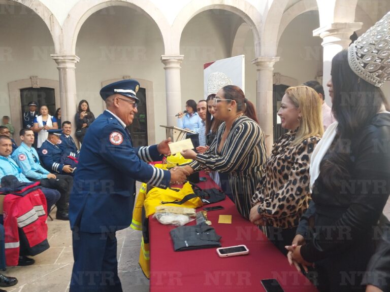 Dotan de uniformes y equipo a bomberos