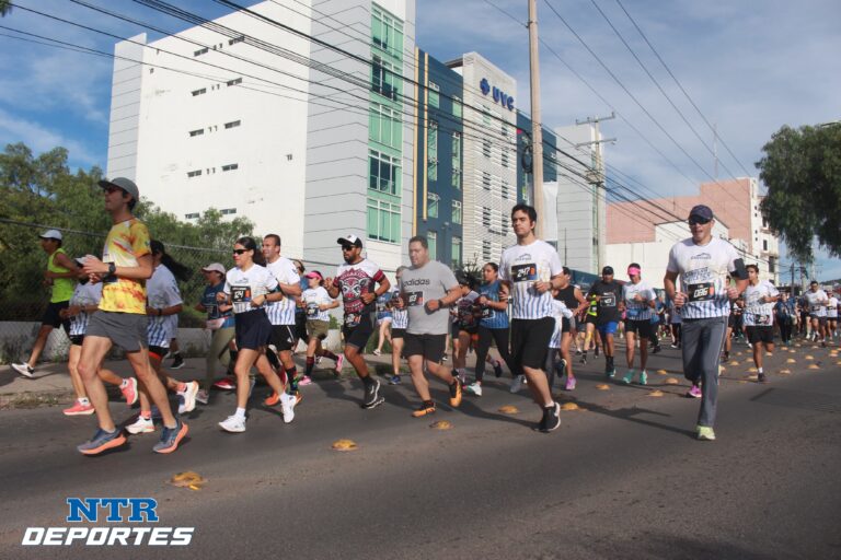 Festejan decimonovena carrera de la UVC