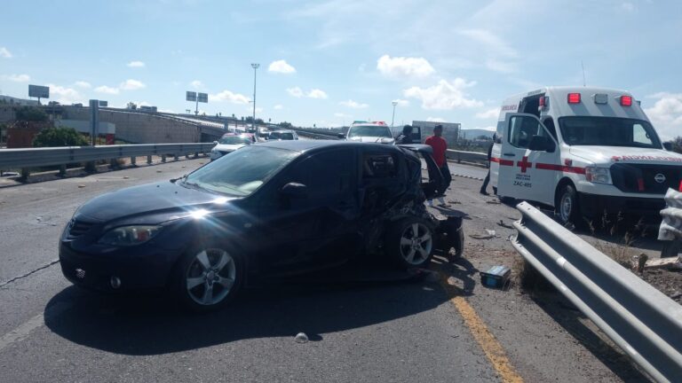 Chocan jóvenes en puente de salida a Fresnillo