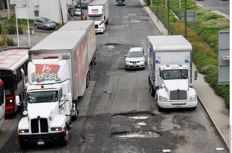 Pega a transporte carreteras dañadas