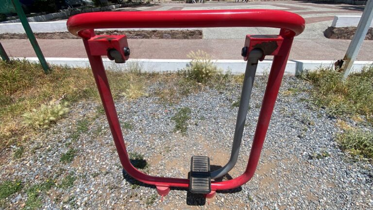 Roban aparatos deportivos de parque recreativo
