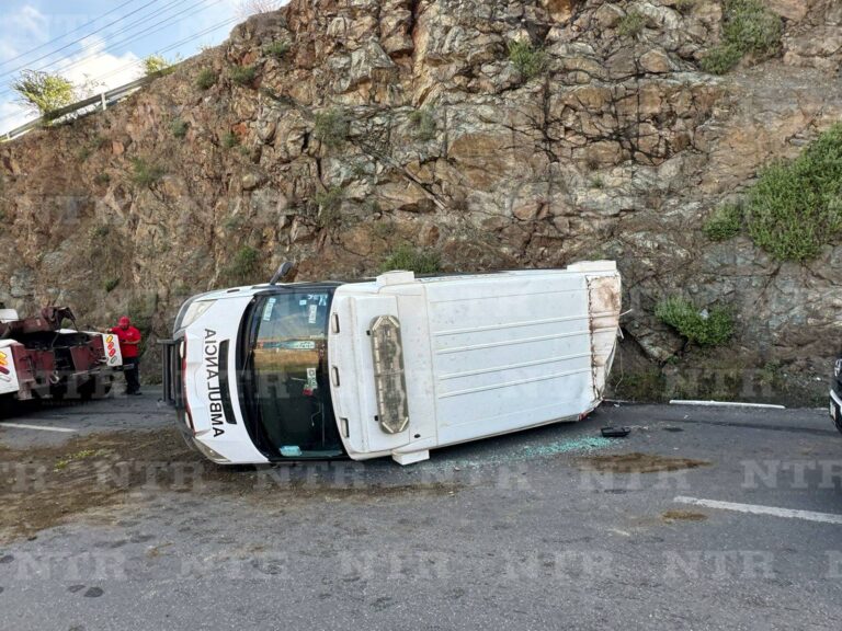 Vuelca ambulancia de Protección Civil de Morelos