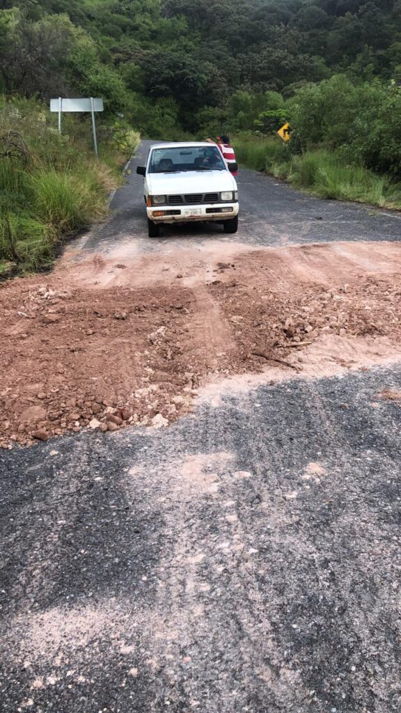 Tapan boquetes en carretera Apozol-Nochistlán