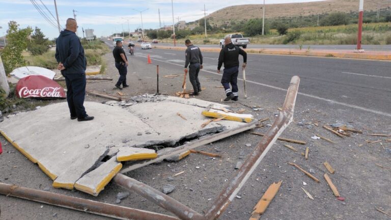 Amanece paradero de autobuses destruido