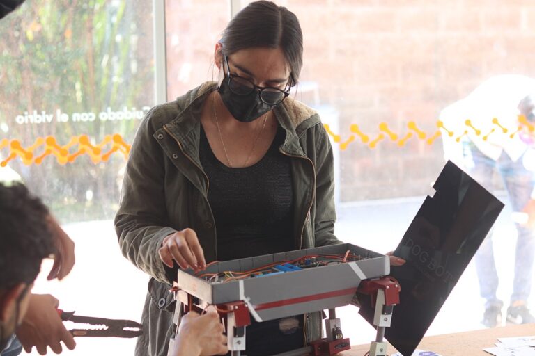 Anuncian curso de robótica para migrantes