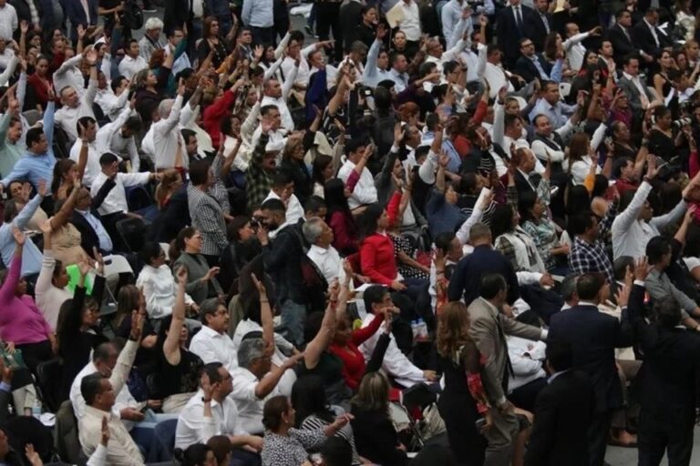 Usa Morena aplanadora; aprueban reforma judicial