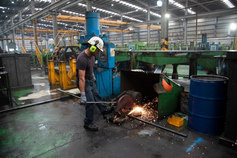 Aumentan trabajos pagados; bajan salarios