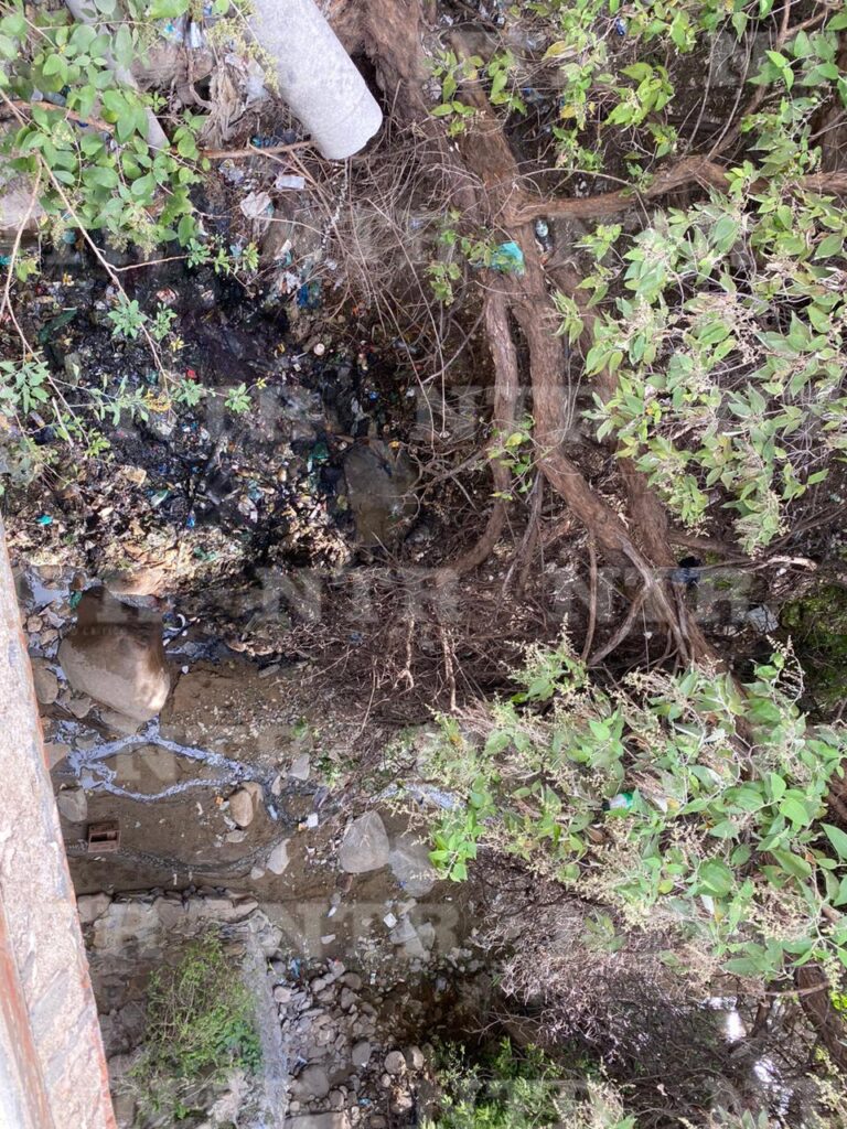 Exigen limpiar arroyo lleno de basura