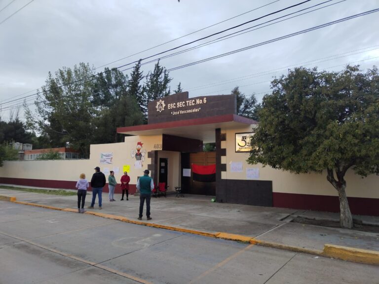 Toman secundaria; exigen cese de maestro por acoso