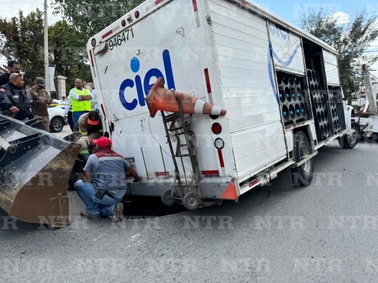 De nuevo, se abre socavón en Francisco García Salinas; cae camión dentro