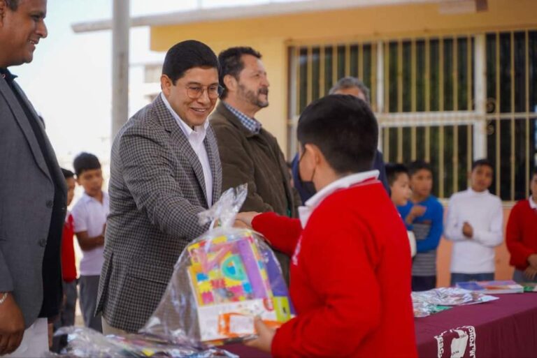 Entrega Jorge Miranda paquetes escolares en colonia C.T.M.