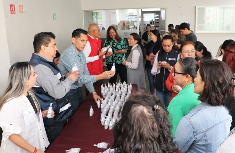 Entrega SSZ plata coloidal a su personal administrativo
