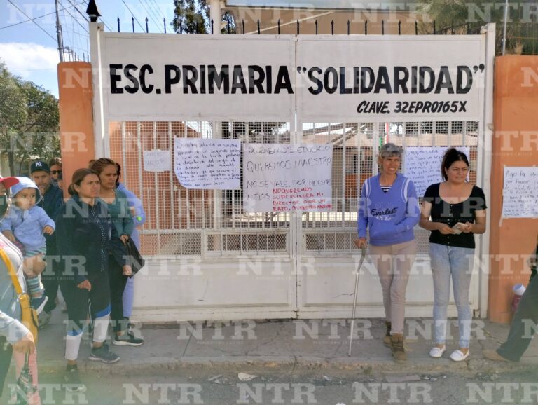Bloquean primaria Solidaridad; exigen dos maestros