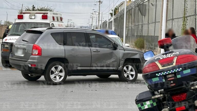 Chocan vehículos en cruce de colonia Solidaridad
