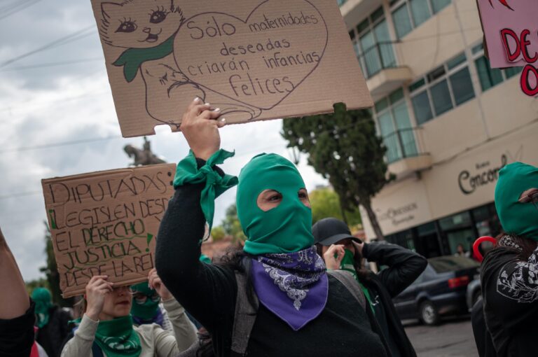 Marchan por un aborto legal y seguro