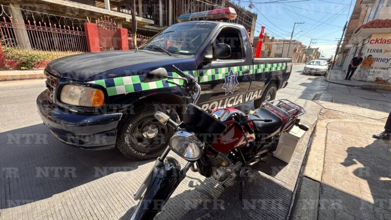 Se lesiona motociclista tras ser aventado por un auto