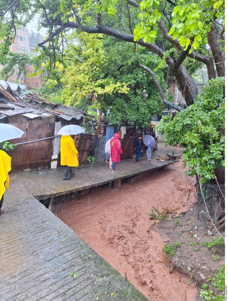Se desborda río en Chilpancingo; arrasa con puentes