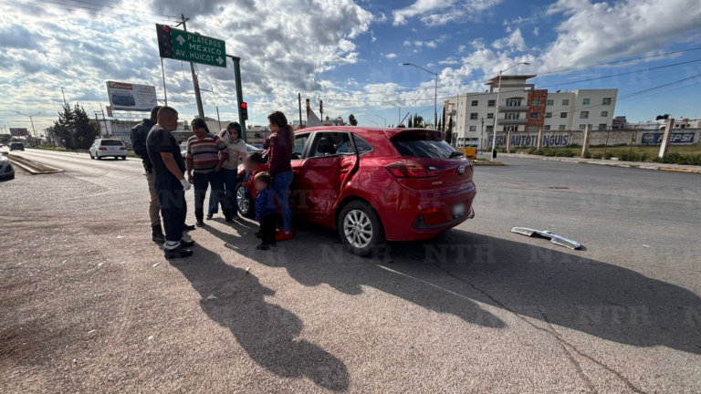 Choca dos autos y se da a la fuga; hay una mujer lasionada
