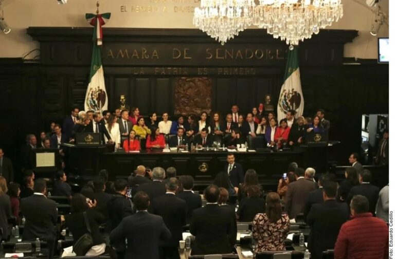 Sube Oposición a tribuna para frenar sesión