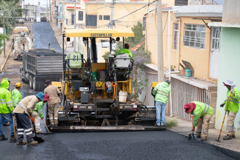 Supervisan reencarpetamiento de la calle Trébol