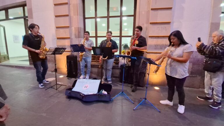 Tocan en la calle para asistir a concurso de sax