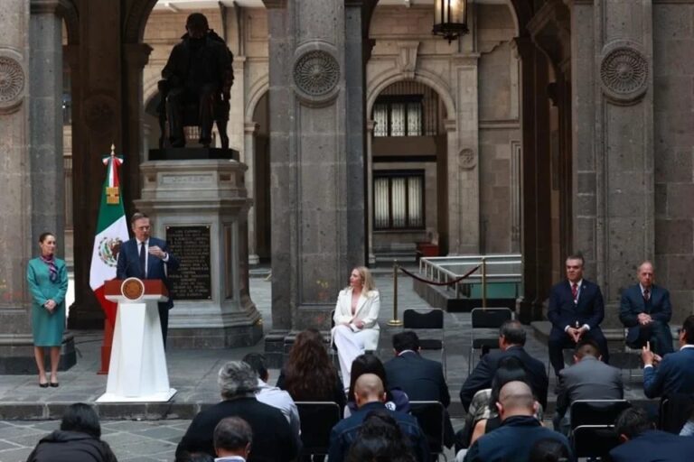 Adentro: promesas y afuera: protestas